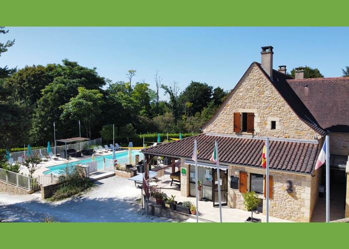 Vue d'ensemble de la réception et de la piscine