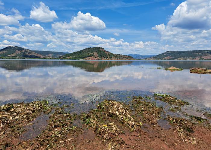 Lac du Salagou dans l’Hérault, site naturel réputé pour la baignade et les paysages volcaniques, accessible depuis Montblanc.-page