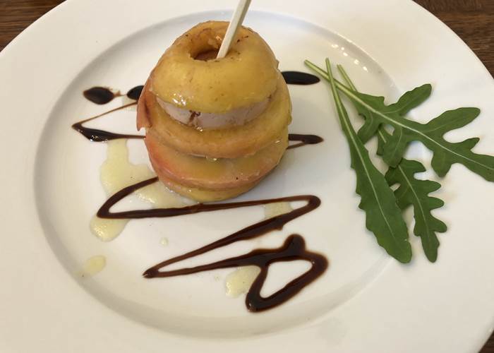Pomme entière caramélisées au surprenant Foie Gras