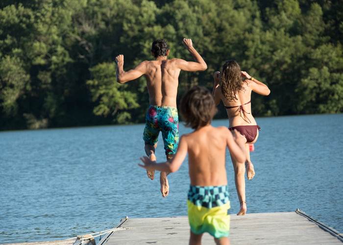 baignade estivale au lac du Causse en Corrèze près de Noailhac