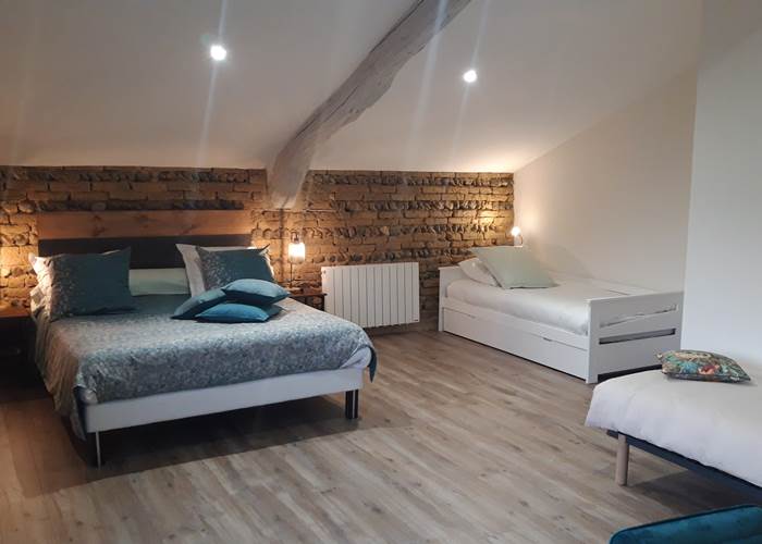 Une chambre familiale pour 4 personnes. Un cinquième couchage est possible grâce au lit gigogne.