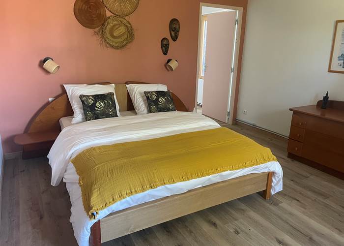 Chambre spacieuse avec lit double et vue sur jardin à 7 km du Mont-Saint-Michel