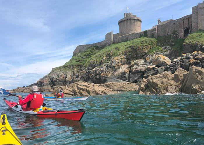 Kayak au large de Fort La Latte