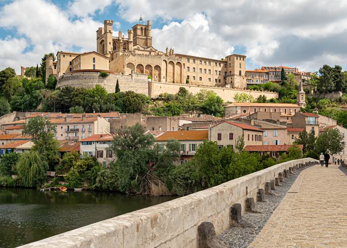 Béziers, ville historique de l’Hérault, connue pour son patrimoine et sa proximité avec le Canal du Midi.-page