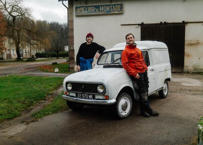 Sovann et Robin avec la 4L de la Manufacture