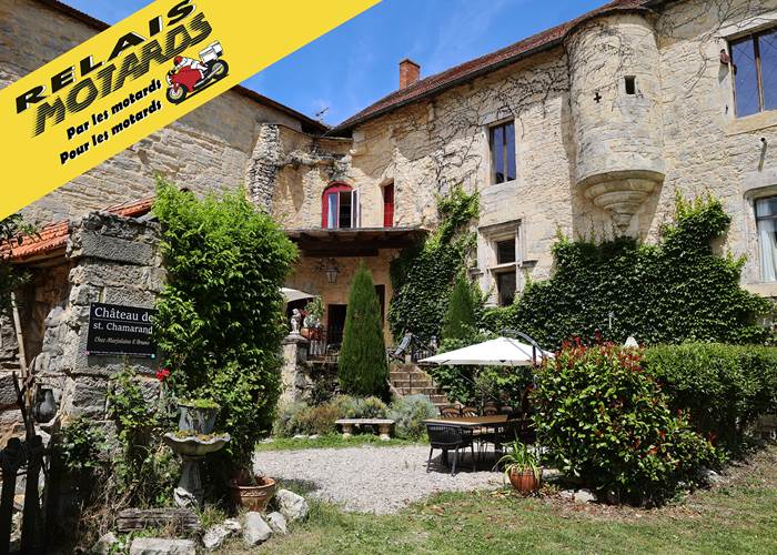 Motards arrivant au Château de Saint-Chamarand, relais et hébergement pour road trips dans le Lot