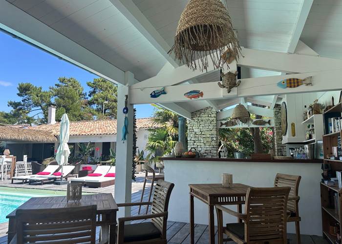 salle petit déjeuner au bord de la piscine