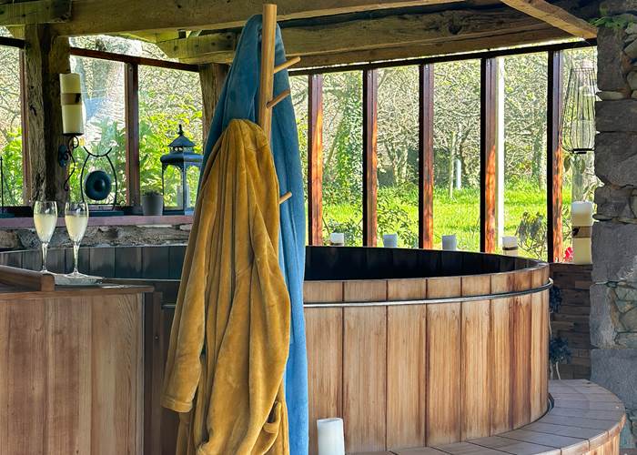 se délasser dans l'eau chaude du bain Ofuro