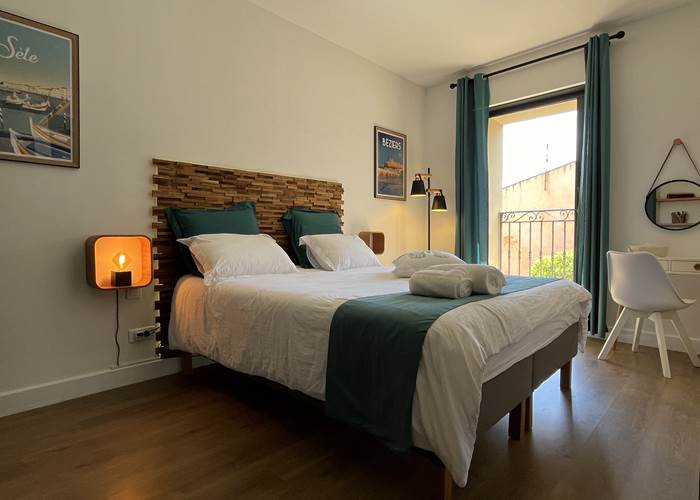 Vue depuis le lit vers la fenêtre et balcon dans la chambre Bleue aux Gîtes de Monte Blanco à Montblanc-news