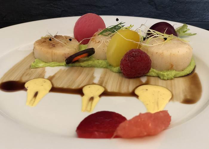 Fraicheur de Saint-Jacques, crème printanière de pois et gelée de fleur