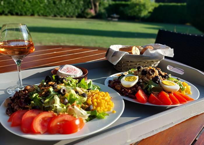Assiettes de crudités variées