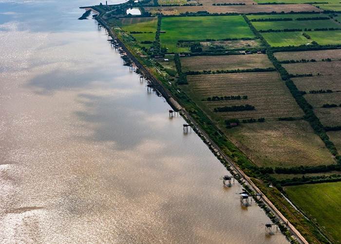 Les rives de l'estuaire côté Médoc avec les carrelets (cabane de pêche)