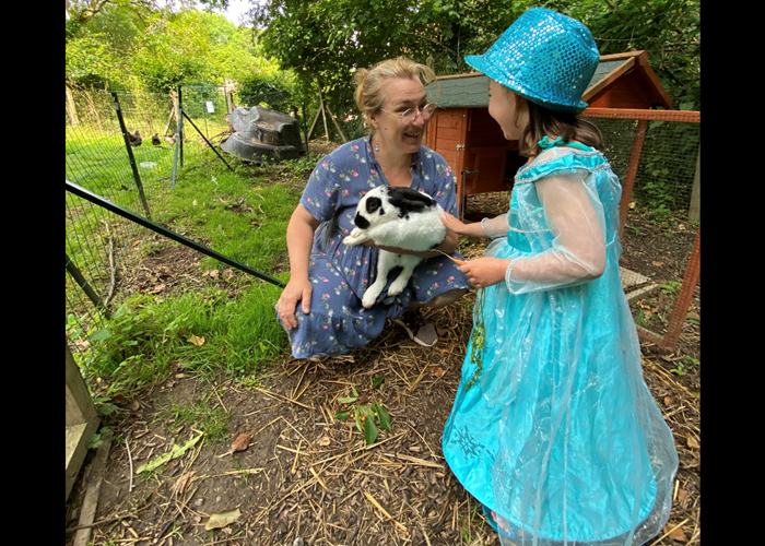 pourquoi pas une petite visite au lapin déguisée ... ?