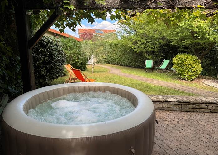 jardin-jacuzzi-maison-vacances-nature-charly-region-lyon