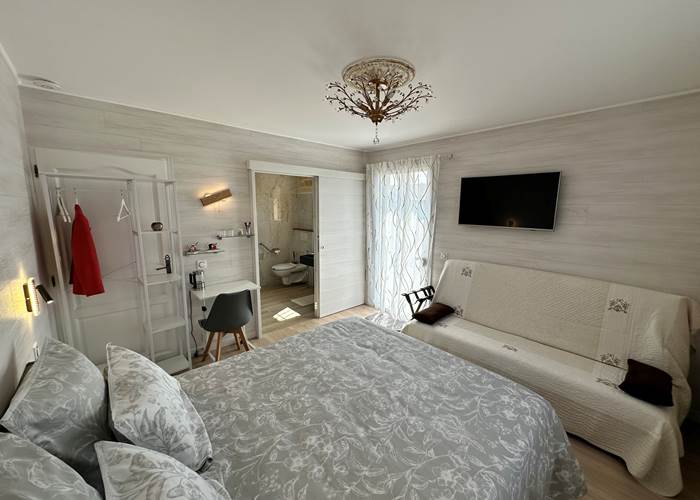 chambre-raphael-lit-queen-size160x200_canapé-2-places_spacieuse_calme_lumineuse-salle-de-bains-privative_mas-des-anges_soussans-margaux_pmr-famille.jpg