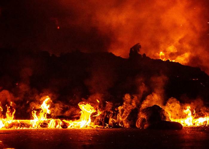 Mars 2026, la coulée du Piton de la Fournaise atteint la RN2