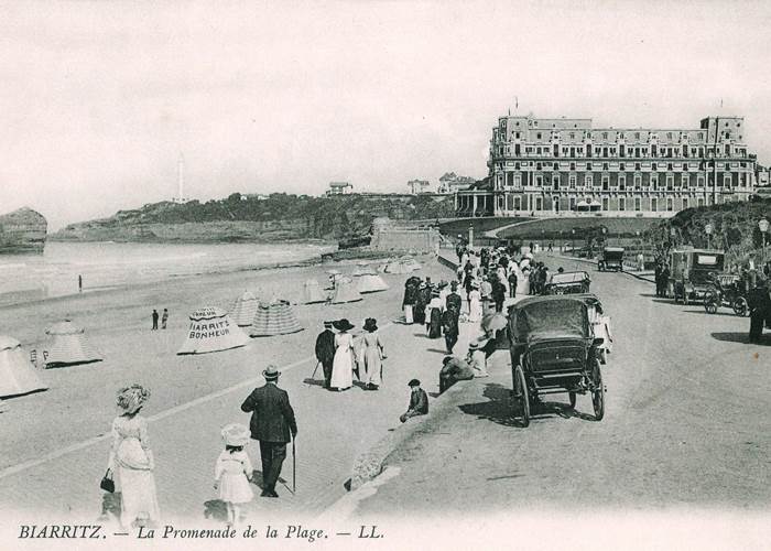 Grande Plage, la promenade et le Palais