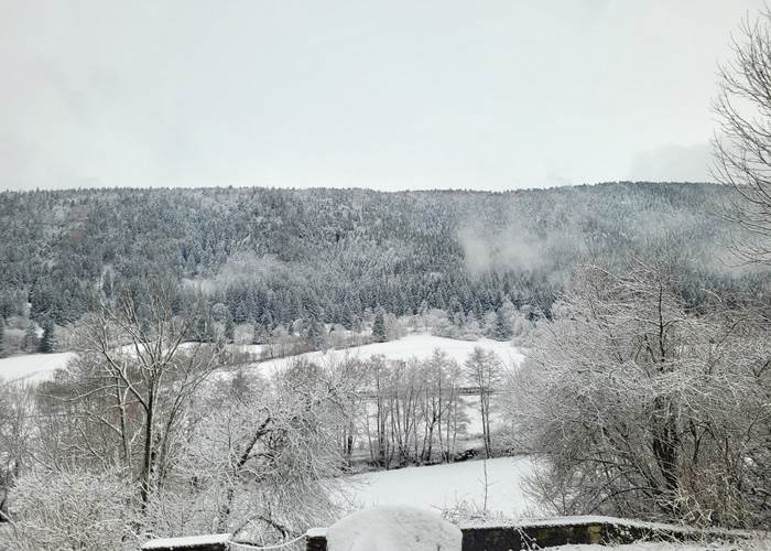 Face à  la maison