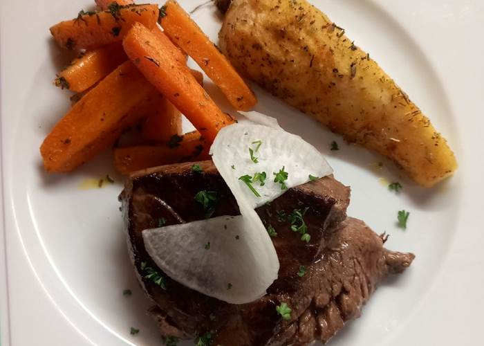 Poêlée de carottes, panais rôti aux épices, pièce de bœuf - Le Veilleur de Noblat