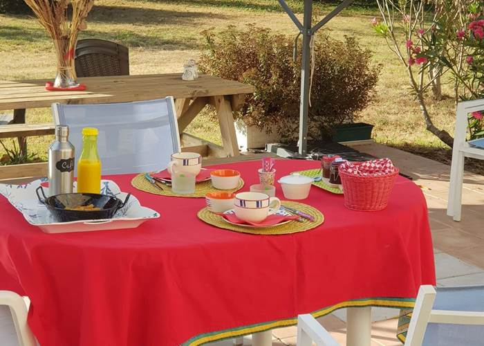 Petits déjeuners dans un cadre champêtre au Domaine Hias