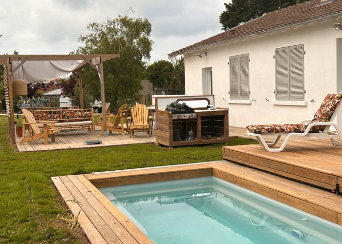 Vue de la terrasse et de la piscine de Maison Ginette