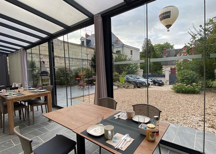 petit dejeuner vue sur la montgolfiere