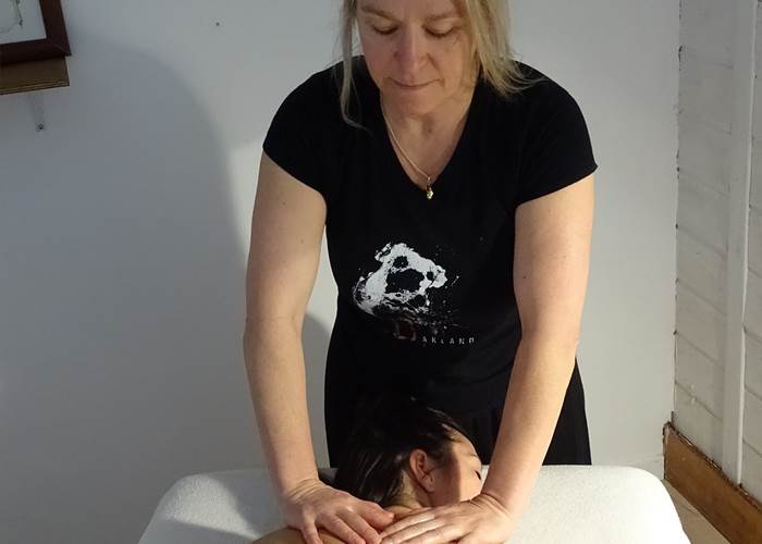 Massage du dos L.S.C®, sur table libère le dos des femmes qui en ont plein le dos