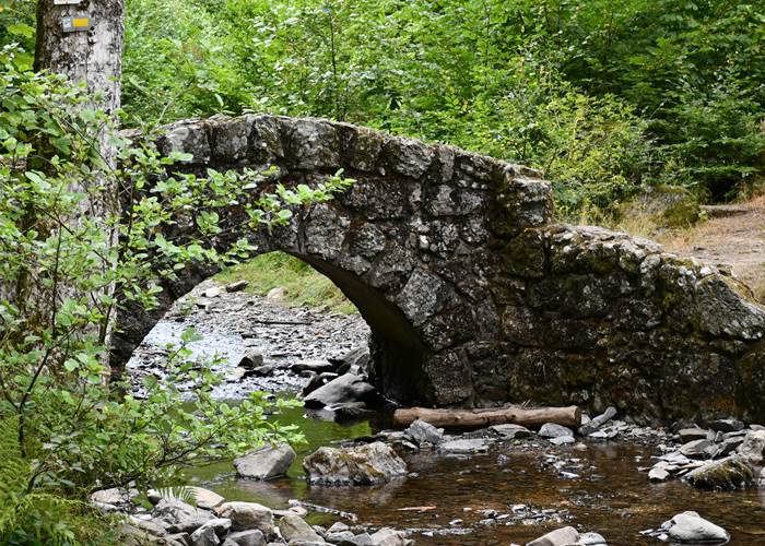 Muno: Pont de pierres sur le Ruisseau des Roches