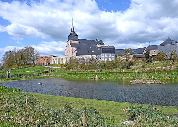 Clermont-sur-Berwinne, l’un des Plus Beaux Villages de Wallonie, au cœur du Pays de Herve. Photo : Thomas Hummel – CC BY-SA 4.0 – Wikimedia Commons