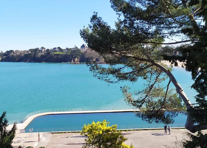 9) La piscine extérieure du Priéuré