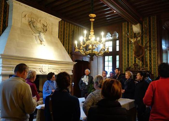 Photo de groupe dans la salle de chasse