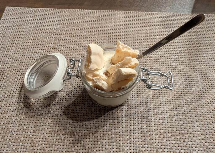 dessert-maison-saisonnee-tiramisu-meringue-table-hotes-centres-aveyron.jpg