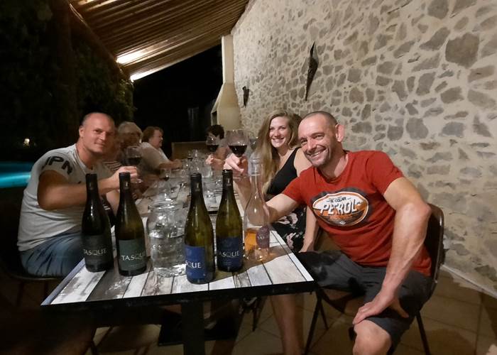 Ambiance familiale et conviviale lors de la table d'hôtes du Coq du Nord -Mailhac