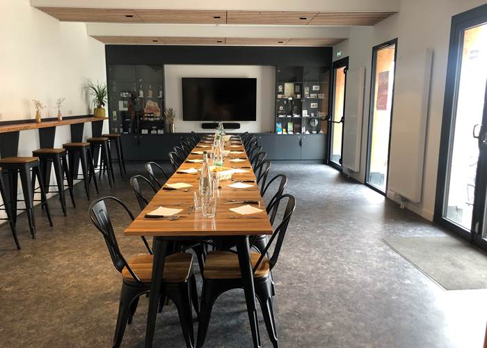 Déjeuner dans la salle du bar La Caisserie