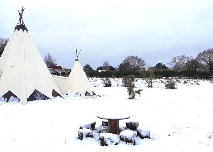 Tipis sous la neige au glamping-news
