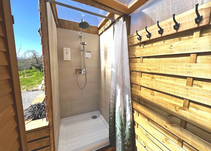 Douche abrité à gel douche corps et cheveux bio fourni