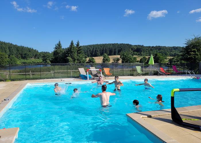 Water polo dans la piscine