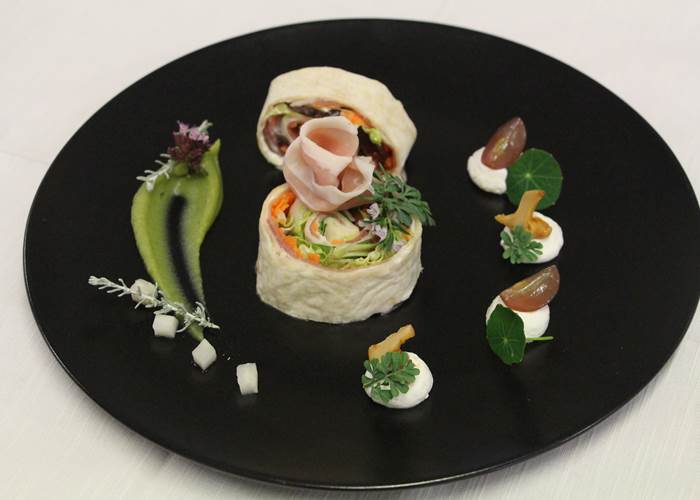 tortilla de jambon cru, au confit de cassis, pickles maison