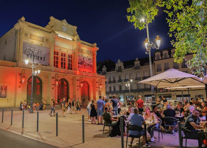 Ambiance estivale dans le centre historique de Béziers lors des événements et festivités de l'été