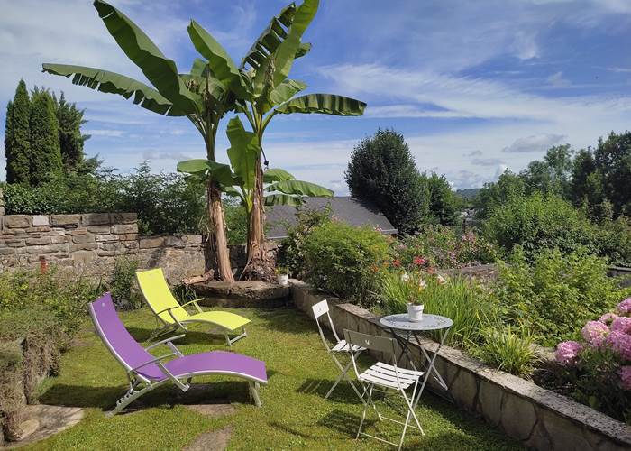 Chambres d'hôtes l'Amphitryon - Détente dans le jardin