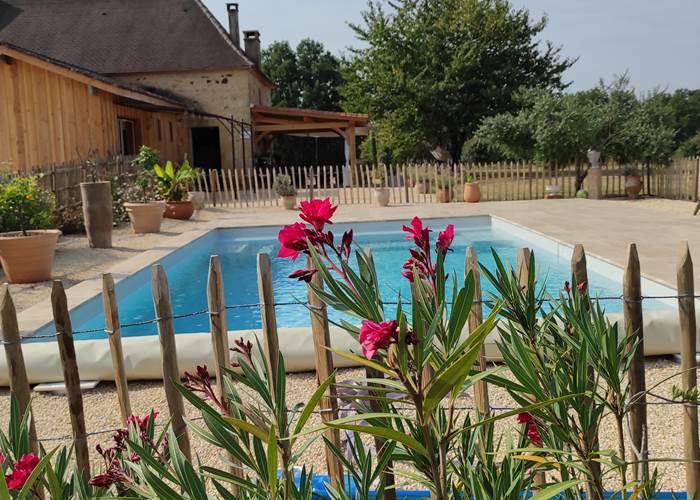 piscine d'eau salée  avec vue sur la bastide de Beaumont du Périgord-page