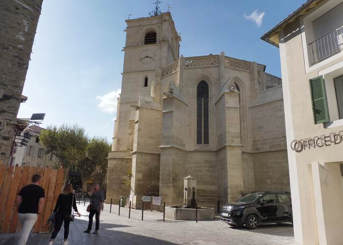 La basilique de l'Isle sur la Sorgue en Provence près du Luberon