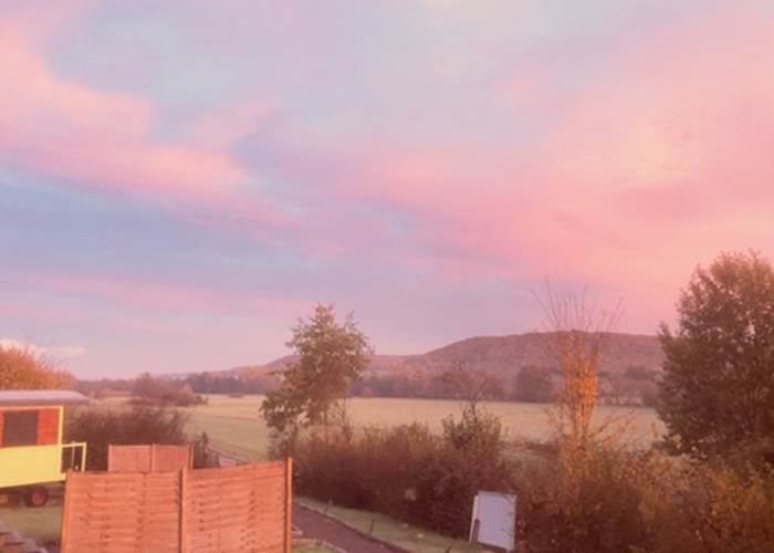 roulottes-au-crepuscule-hebergement-insolite-domaine-des-droles-de-dames-buding.jpg Les roulottes du Domaine des Drôles de Dames au crépuscule, ambiance zen et nature
