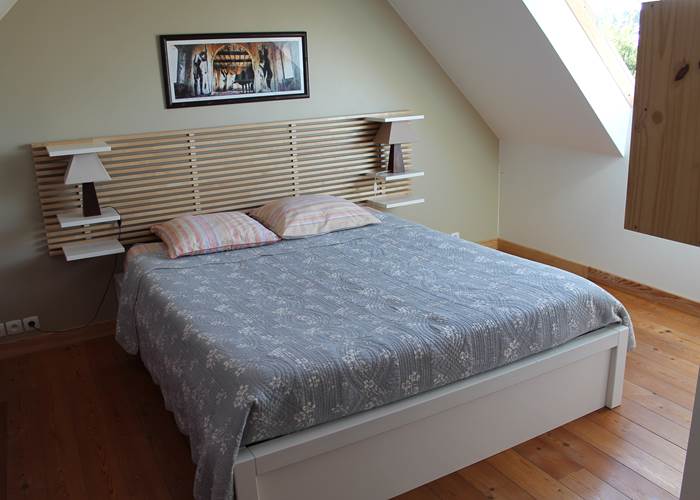 la chambre principale avec lit "queen size"
