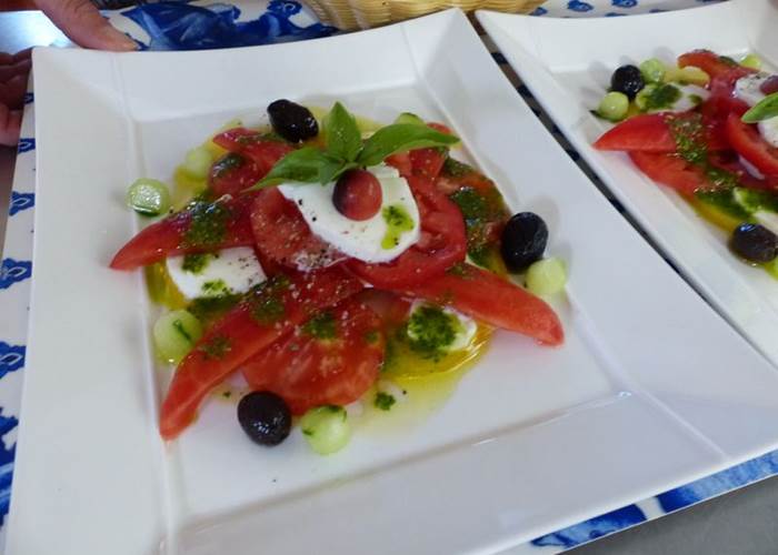 Auberge de 30 pas tomate locale, pesto et huile AOP Nyons