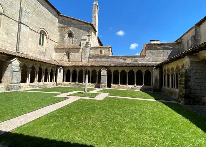 Cloitre-église-collégiale-saint-emilion-nouvelle-aquitaine