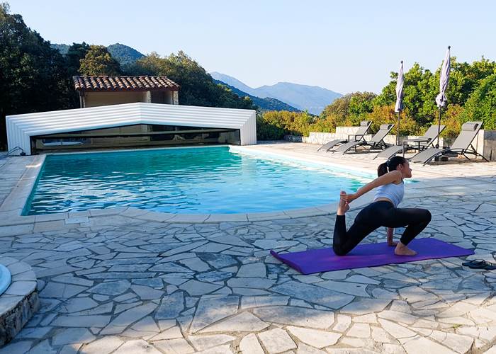 Yoga & Bien-être en Corse / Séance Vue Maquis & Piscine au Domaine Cardu