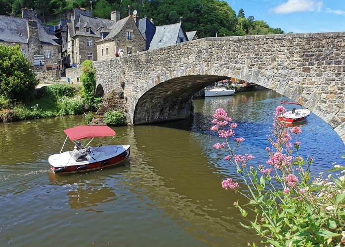 Dinan le port sur la Rance avec bateau électrique