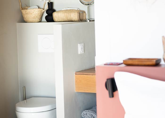 coin du lit chambre rouge