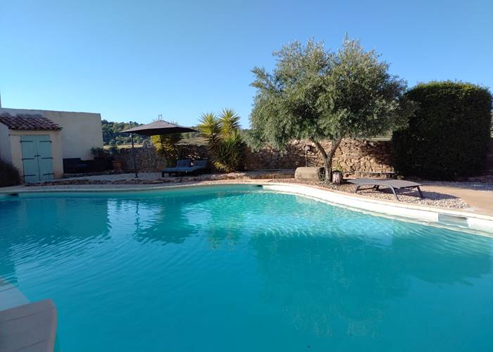 Par beau temps, nos hôtes du gîte et des chambres d'hôtes profite de la piscine sous un magnifique soleil